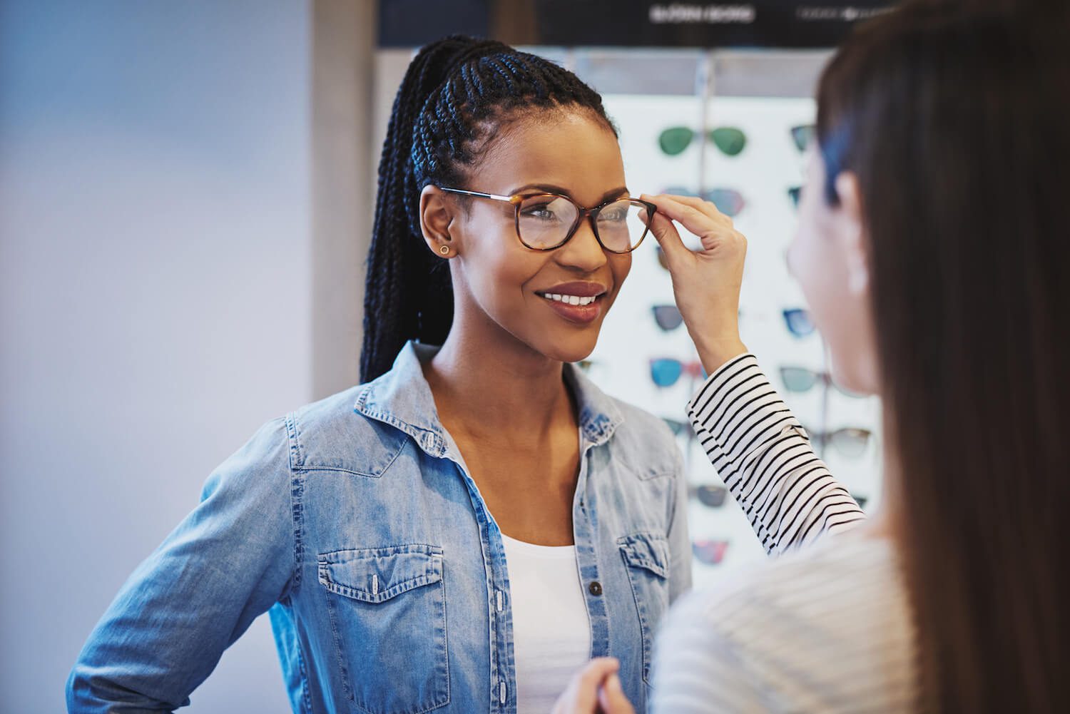 Optométriste ajustant des lunettes sur un client